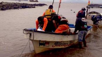 Unidades del Senan y Sinaproc realizan recorridos marítimos y terrestres en busca del capitán desaparecido.