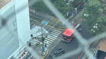 Unidades del Cuerpo de Bomberos aseguraron el área tras el colapso de una estructura metálica en El Cangrejo.