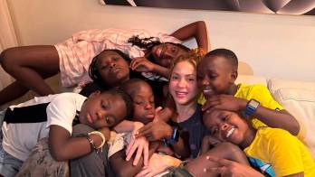 Fotografía tomada de la cuenta oficial en Instagram @shakira de Shakira, que muestra a la artista colombiana descansando en su casa con los niños del grupo ugandés Ghetto Kids.