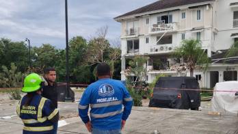 Personal de los bomberos inspecciona los daños materiales que abarcaron al menos cuatro niveles del edificio residencial tras la emergencia.