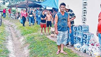 La capilla de El Chirote sobrevivió al terremoto y hoy reúne alimentos, colchones y medicamentos para los damnificados.