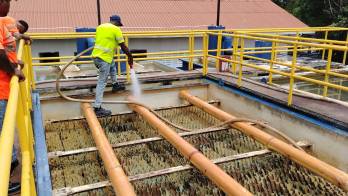 Las labores incluyen limpieza de sedimentadores, floculadores, filtros, canales y fosas.