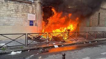 París, 2 oct (EFE).- Imagen publicada por el presidente del sindicato estudiantil La Cocarde Étudiante, Edouard Bina, en la red social X, que muestra un incendio en la entrada del Liceo Roger Verlomme, en pleno corazón del distrito 15 de París, como consecuencia de la ola de bloqueos y movilizaciones estudiantiles en Francia. El ministro francés de Justicia, Gérald Darmanin, informó este viernes de que ha pedido a los fiscales que reclamen la responsabilidad civil de los padres por los daños causados por sus hijos durante las protestas y disturbios registrados en torno al movimiento de bloqueo de institutos. EFE/ Presidente del sindicato estudiantil A Cocarde Étudiante.