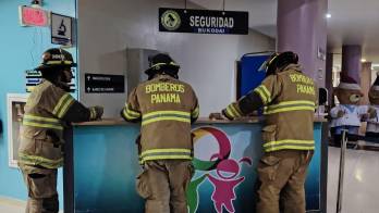 Las autoridades recomiendan a la población mantener la calma.