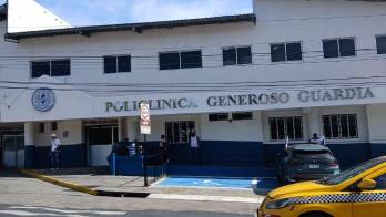 Unidades policiales y personal médico atendieron la emergencia en la Policlínica Generoso Guardia, donde fue trasladado el menor que falleció tras descompensarse en Santa Librada.
