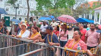 Trabajadores aduaneros en pie de guerra. Se encadenaron a las afueras de la presidencia.