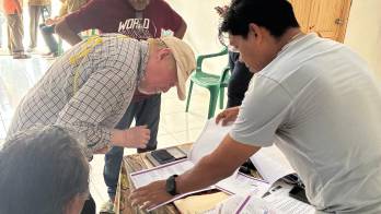Hoy, dirigentes de la comunidad firmaron los tratados Two Row Wampum y Árbol de la Paz Siempre Creciente.