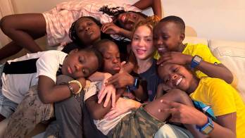 Fotografía tomada de la cuenta oficial en Instagram @shakira de Shakira, que muestra a la artista colombiana descansando en su casa con los niños del grupo ugandés Ghetto Kids.