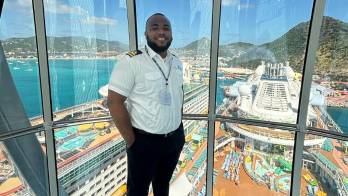 Es Segundo Oficial en Royal Caribbean.