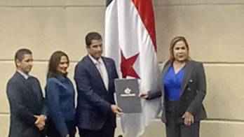 Ramón Icaza estuvo acompañado por Ilya Maroto, administradora designada del Canal de Panamá, durante la presentación del presupuesto 2027 ante la Asamblea Nacional.