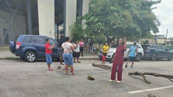 Los acudientes exigen que se evalúe la infraestructura antes de permitir el regreso de los estudiantes a las aulas