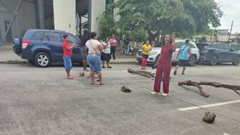 Los acudientes exigen que se evalúe la infraestructura antes de permitir el regreso de los estudiantes a las aulas