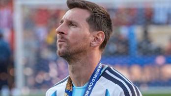 Messi con su medalla de segundo lugar.