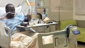 Las autoridades del Benemérito Cuerpo de Bomberos brindan respaldo a unidades lesionadas tras incendio en La Boca de Balboa.