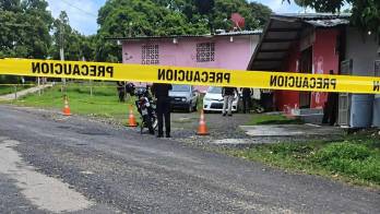 El homicidio de Gerardo M. mantiene consternados a los residentes de Villa Grecia, donde las autoridades investigan el ataque ocurrido frente a su residencia.