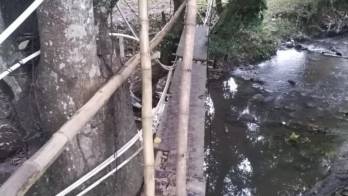 El puente construido por moradores presenta deterioro.