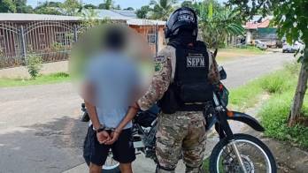 El sujeto fue aprehendido en Playa El Agallito, Herrera, tras confirmarse que tenía dos oficios de captura vigentes.