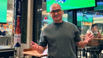 El periodista deportivo José Miguel Domínguez cumplió la apuesta que hizo antes del partido y permitió que lo raparan completamente durante la transmisión de El Mundialito.