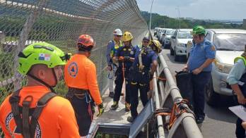Equipos del MOP, Bomberos y Sinaproc realizan inspecciones técnicas en el Puente de las Américas para determinar posibles afectaciones tras el incendio.