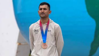 Roberto González celebra la medalla de bronce conseguida en Santo Domingo 2026.