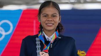 La judoca panameña Danna De León celebra tras asegurar el bronce en -44 kg, primera medalla del país en Panamá 2026.