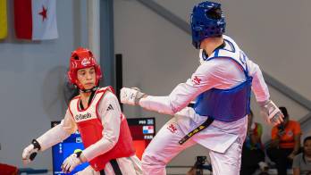 Saúl de Gracia (izquierda) logró la medalla de bronce en la modalidad kyorugui +73 kg, resultado que permitió a Panamá alcanzar la presea número 20 en los Juegos Suramericanos de la Juventud 2026.