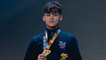 Caleb Caldito celebra el oro en esgrima.