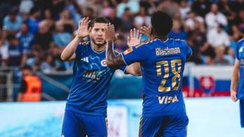 César Blackman y Cristian Martínez celebran el avance del Slovan Bratislava al playoff de la Champions League.