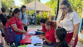 Funcionarios de la institución se mantuvieron brindando orientación a los asistentes.