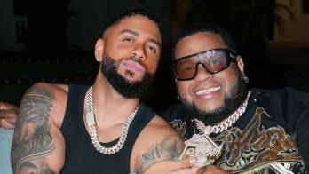 El dominicano DJ Adoni (i) agradeció el cariño del público panameño tras su presentación del viernes, mientras en redes sociales crecía la controversia por la querella admitida por el Ministerio Público.