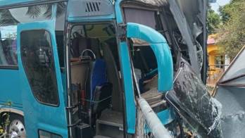 El conductor del colectivo invadió el paño contrario y ocurrió la desgracia que llenó de luto a una comunidad.