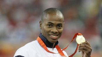 Irving Saladino con su presea de oro.