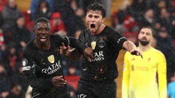 Ousmane Dembélé celebra uno de sus goles en la victoria del PSG sobre el Liverpool en Anfield, que clasificó al equipo parisino a semifinales de la Champions League.