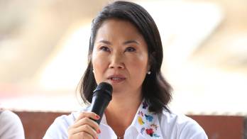 La candidata a la Presidencia de Perú por el partido Fuerza Popular, Keiko Fujimori, habla en el tradicional desayuno electoral este domingo, durante la segunda vuelta de las elecciones presidenciales, en el distrito de San Juan de Lurigancho en Lima (Perú).