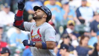 Leonardo Bernal celebra su jonrón con los Cardenales de San Luis.