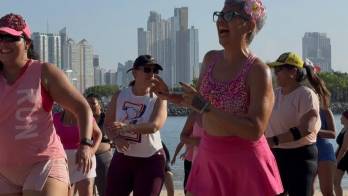 Las participantes disfrutaron de una sesión de zumba frente al mar.