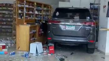 A pesar de lo aparatoso del impacto, el hecho solo dejó daños en la estructura del local comercial.