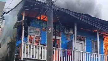 El incendio generó alarma entre residentes y transeúntes de Calidonia. Las unidades bomberiles se desplazaron hasta el lugar para atender la emergencia.