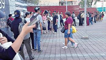 Largas filas y pasajeros desesperados marcaron la jornada tras el sismo.