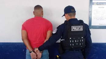 Un operativo policial desplegado tras las detonaciones permitió la captura de tres sospechosos y el decomiso de dos armas de fuego en la ciudad de Colón.