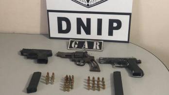 Parte de las armas incautadas por la policía.