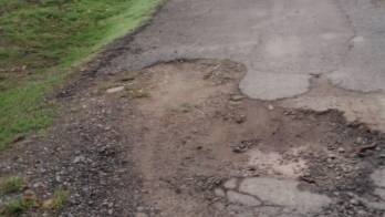 Según conductores y residentes del lugar, la carretera está llena de huecos en algunos tramos.