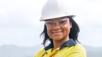 Daysa Torres, ingeniera en geociencias y asistente de estudio de suelos.