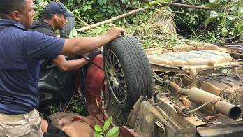 El vehículo se salió de la vía principal y cayó en una cuneta.