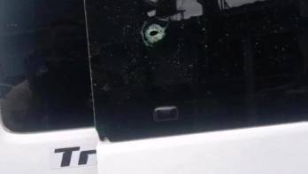 El hombre herido recibió atención médica y posteriormente fue trasladado a otro centro para continuar su tratamiento.