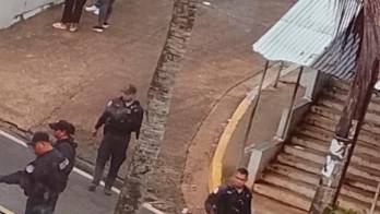 El doble homicidio causó terror entre los estudiantes, padres de familia y docentes que se encontraban en la escuela a la hora de entrada.