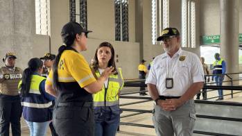 Hallan extranjeros armados trabajando ilegalmente. Autoridades impondrán multas.
