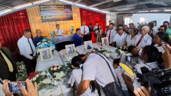 Los féretros del pastor Benjamín López, su esposa y sus hijas fueron colocados frente al altar.