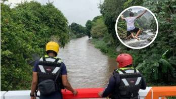Se lanzó a la quebrada en medio de la lluvia y la fuerte corriente, y ahora no aparece.