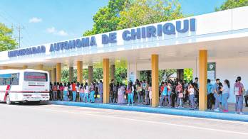 El personal solicita respuestas claras y un cronograma para resolver la crisis económica.